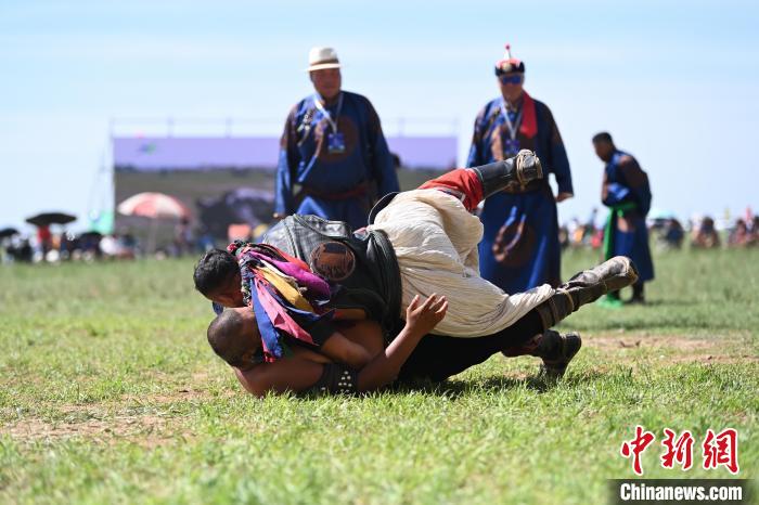 草原搏克赛：传统摔跤技