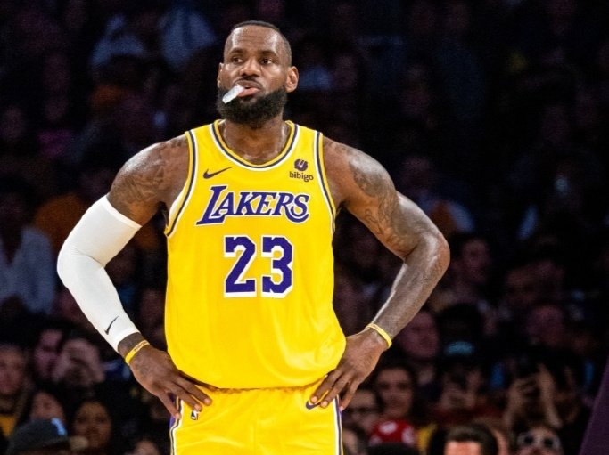 哈登评选NBA历史最强首发五人组：詹姆斯控卫、