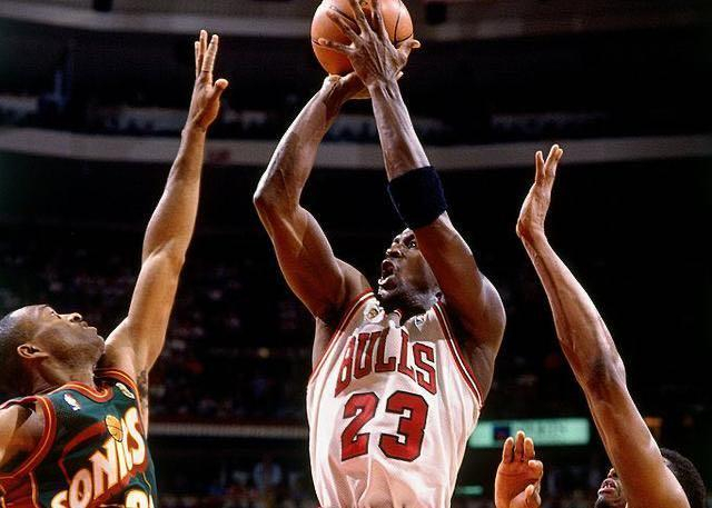 哈登评选NBA历史最强首发五人组：詹姆斯控卫、